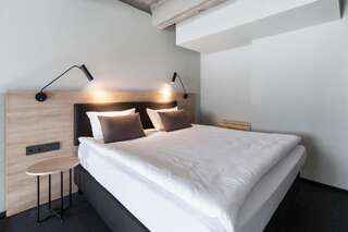 Отель Loop Hotel Vilnius Вильнюс Двухместный номер с 1 кроватью и диваном в лофте-1
