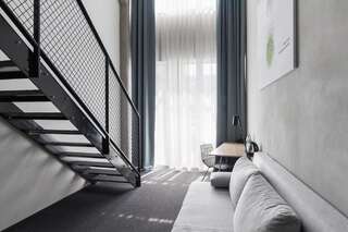 Отель Loop Hotel Vilnius Вильнюс Двухместный номер с 1 кроватью и диваном в лофте-2