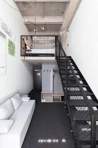 Отель Loop Hotel Vilnius Вильнюс Двухместный номер с 1 кроватью и диваном в лофте-4