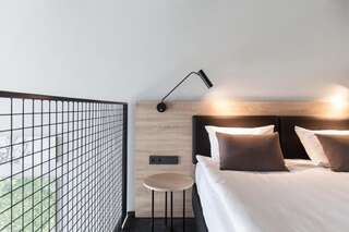 Отель Loop Hotel Vilnius Вильнюс Двухместный номер с 1 кроватью и диваном в лофте-5