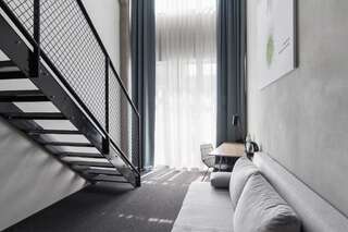 Отель Loop Hotel Vilnius Вильнюс Двухместный номер с 1 кроватью и диваном в лофте-7