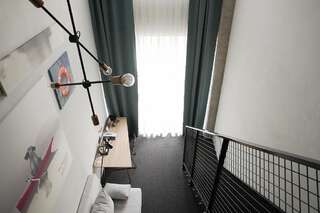 Отель Loop Hotel Vilnius Вильнюс Двухместный номер с 1 кроватью и диваном в лофте-8