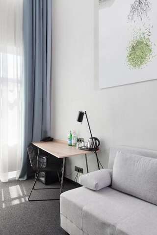 Отель Loop Hotel Vilnius Вильнюс Двухместный номер с 1 кроватью и диваном в лофте-9