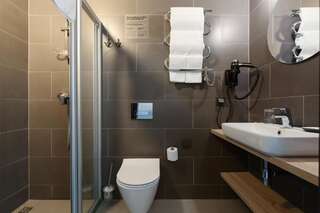 Отель Loop Hotel Vilnius Вильнюс Двухместный номер с 1 кроватью и диваном в лофте-10
