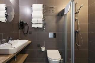 Отель Loop Hotel Vilnius Вильнюс Двухместный номер с 2 отдельными кроватями и диваном в лофте-7